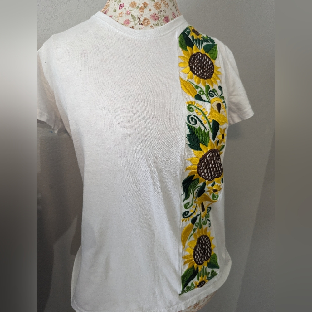 Y2K vintage shirt with sunflowers. Super cute!